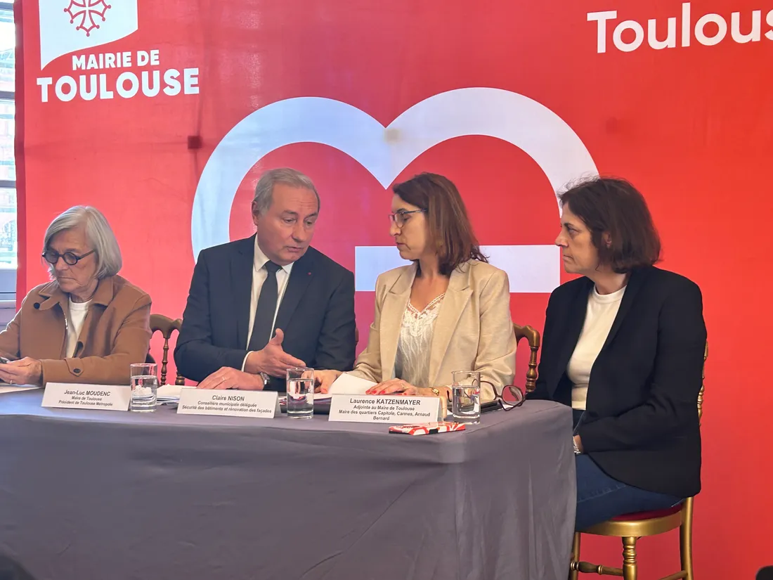 Jean-Luc Moudenc accompagné de ses adjoints en conférence de presse
