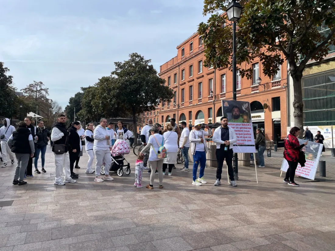 Les proches de Maïcky lors de la manifestation à Toulouse.