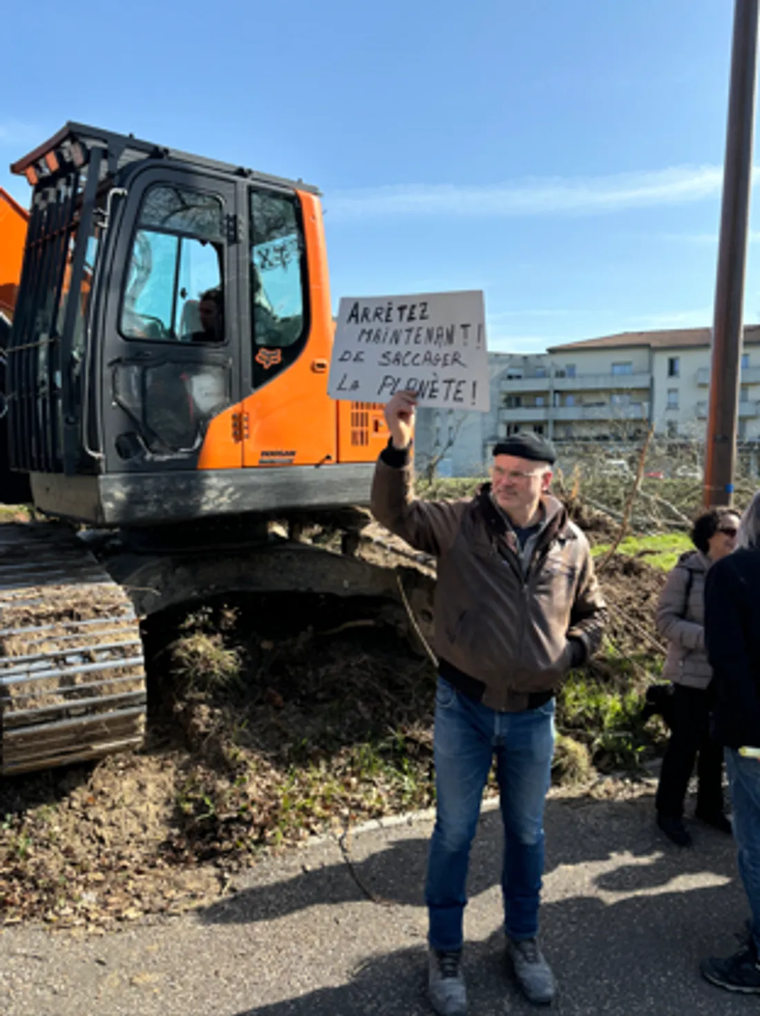 Un des manifestants devant le chantier ce jeudi matin.