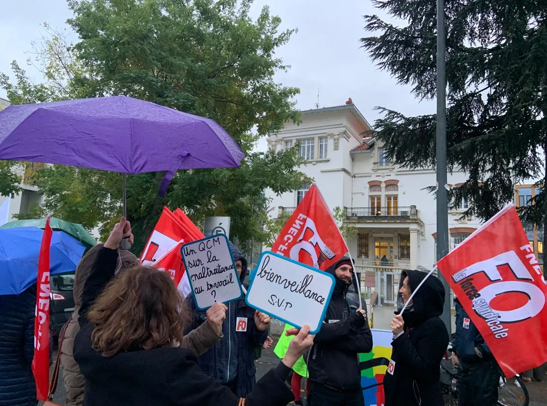 Manifestation des enseignants tarnais devant la DSDEN, à Albi, le 21 novembre 2023