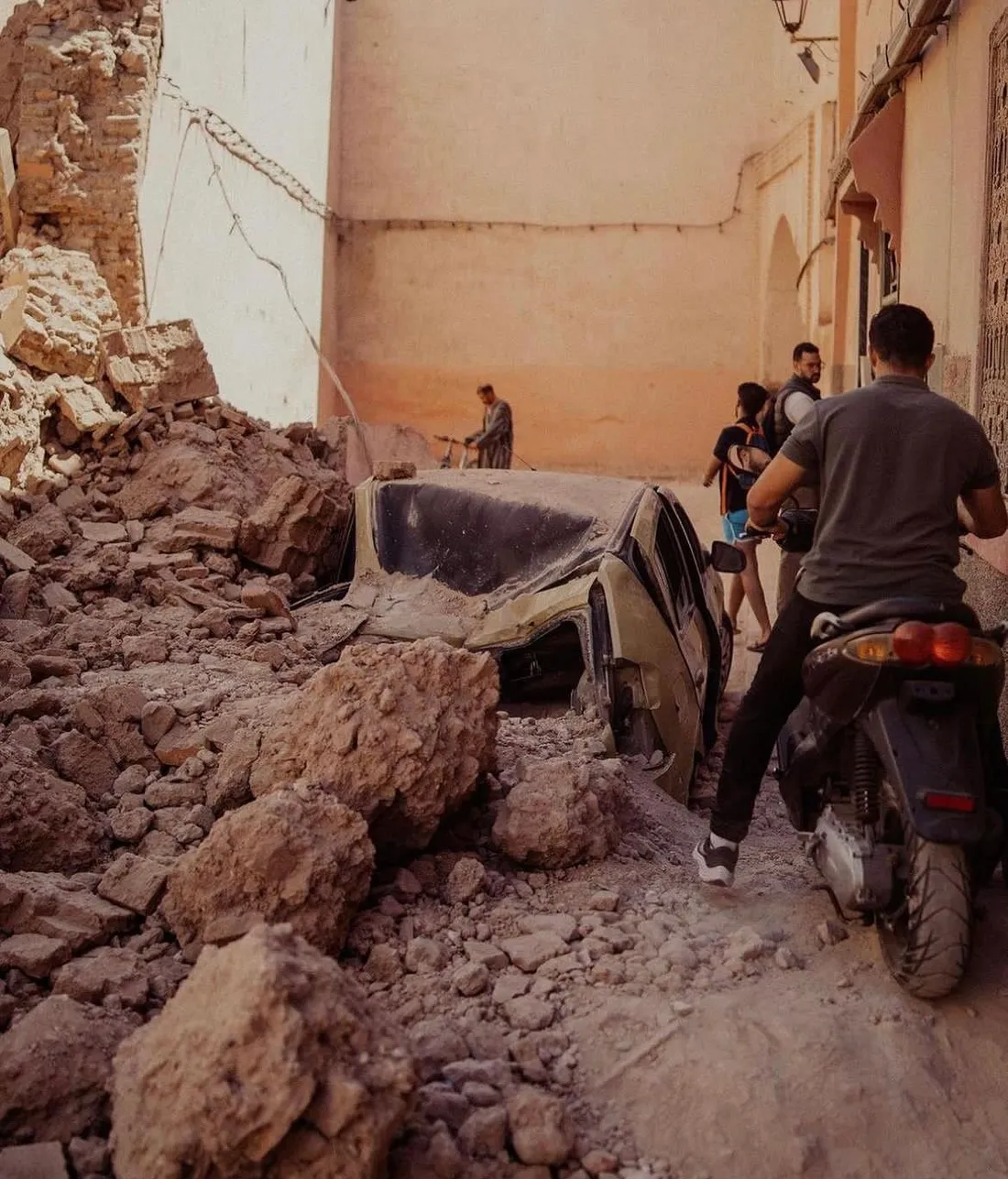 Les décombres dans les rues marocaines après le terrible séisme qui a touché le pays vendredi soir