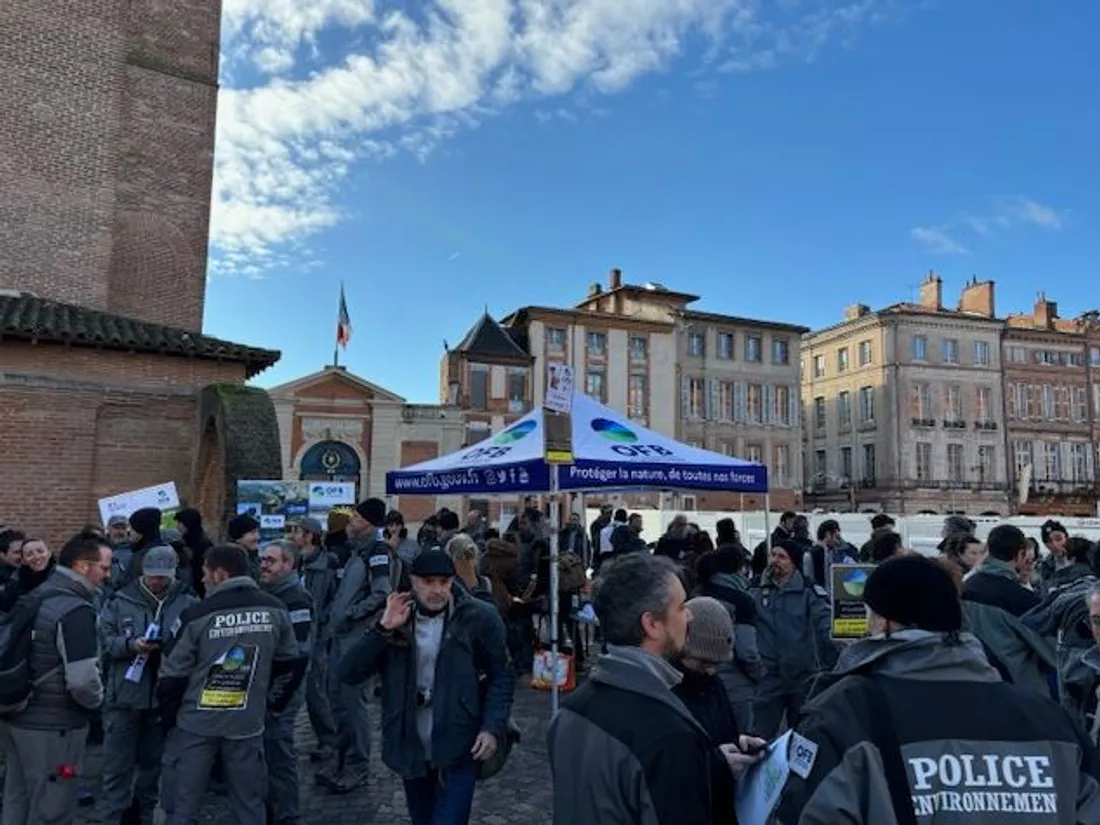 Les agents de l'OFB ce vendredi matin devant le préfecture de Haute-Garonne.