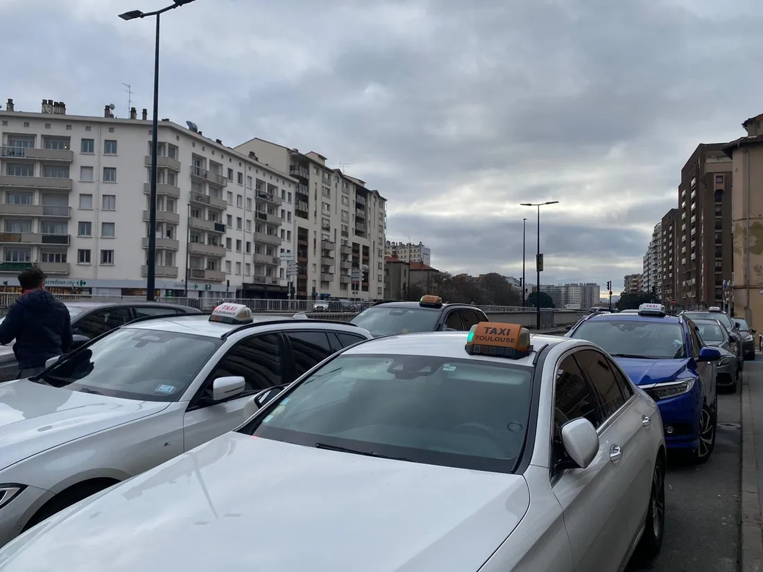 Les taxis ont bloqué l'aéroport Toulouse-Blagnac et ralenti le périphérique toulousain.