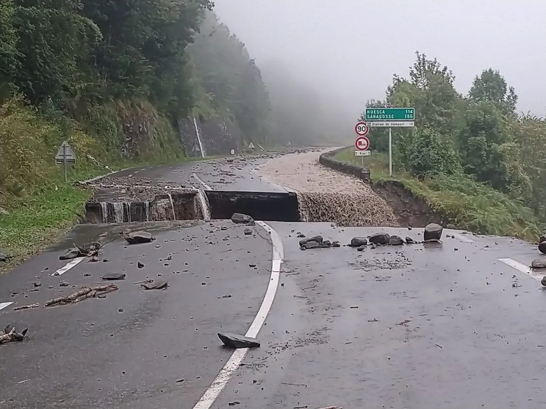 La RN134 est coupée après la commune béarnaise d'Urdos.