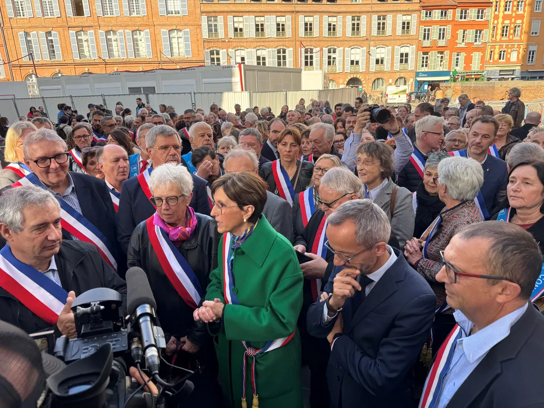 Les élus rassemblés devant la Préfecture de Toulouse