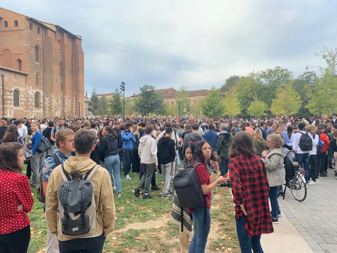 Adolescents et enfants regroupés place Saint-Sernin à Toulouse après une alerte à la bombe. 