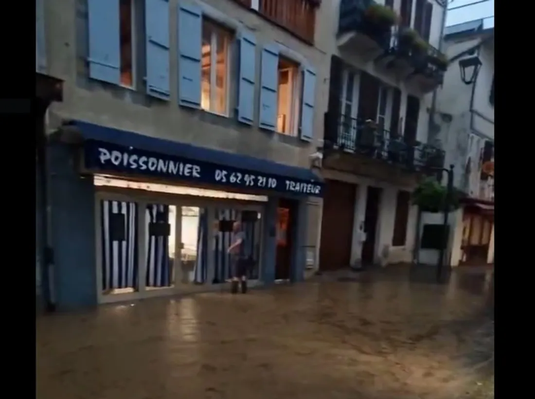 Des rues de Bagnères-de-Bigorre inondées. 