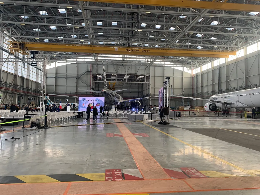 Le hangar de maintenance M70 d'Airbus transformé en hall d'exposition. 