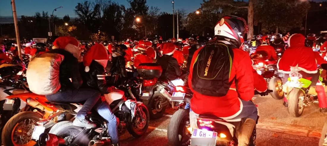 Plusieurs motards sont déguisés en père Noel