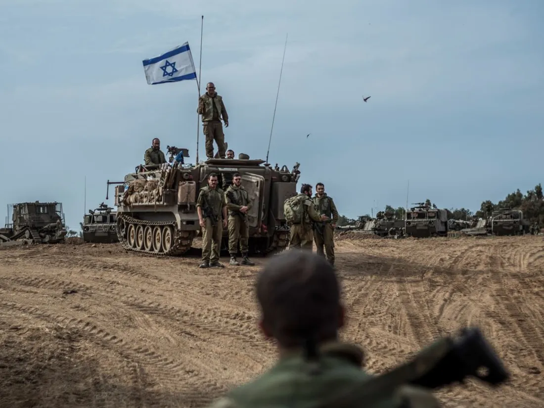 L'artillerie israélienne déployée près de la frontière entre Israël et Gaza. 
