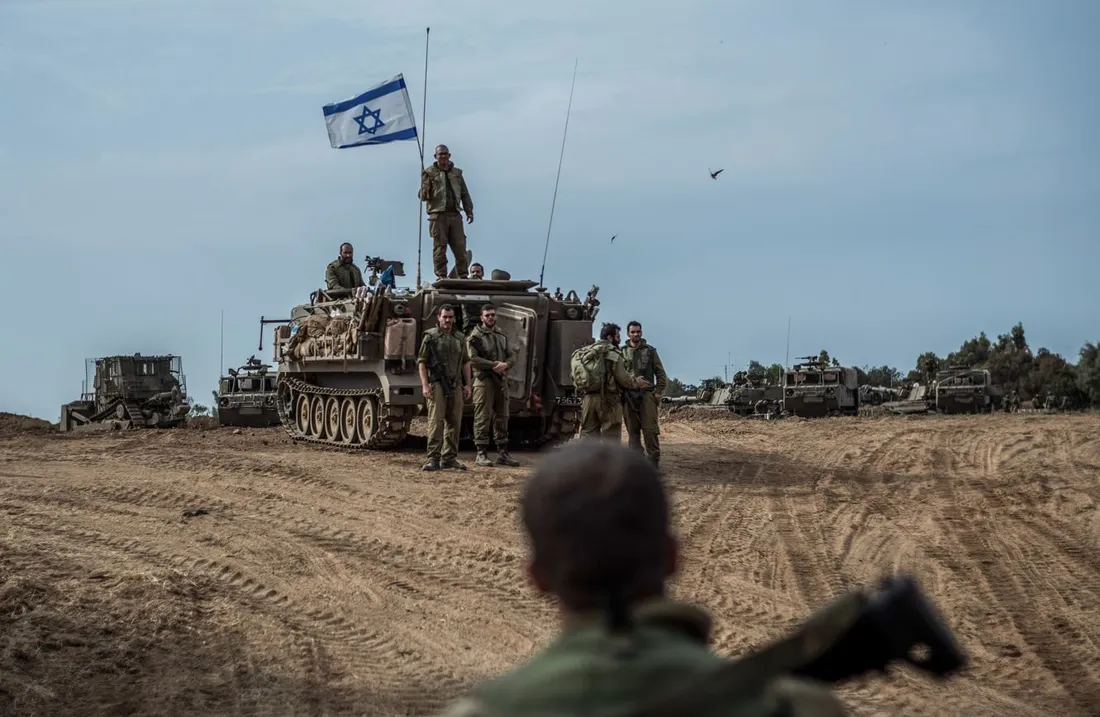 L'artillerie israélienne déployée près de la frontière entre Israël et Gaza. 