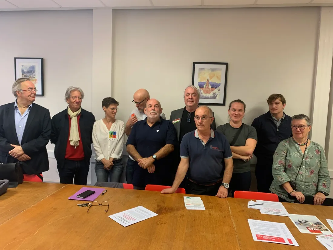 Photo de famille à Toulouse entre syndicats CGT, FSU, Parti communiste, NPA et LFI... 