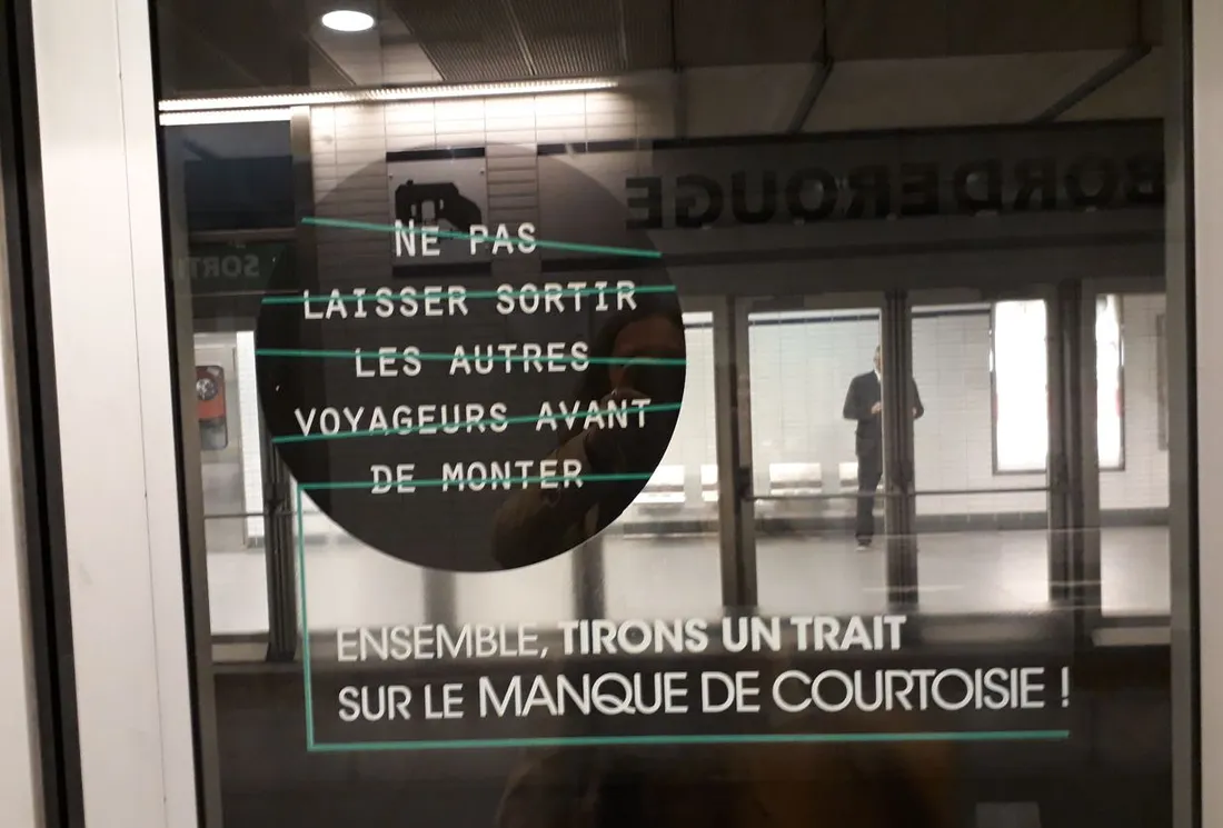 Adhésivages sensibilisant à la politesse dans le métro.