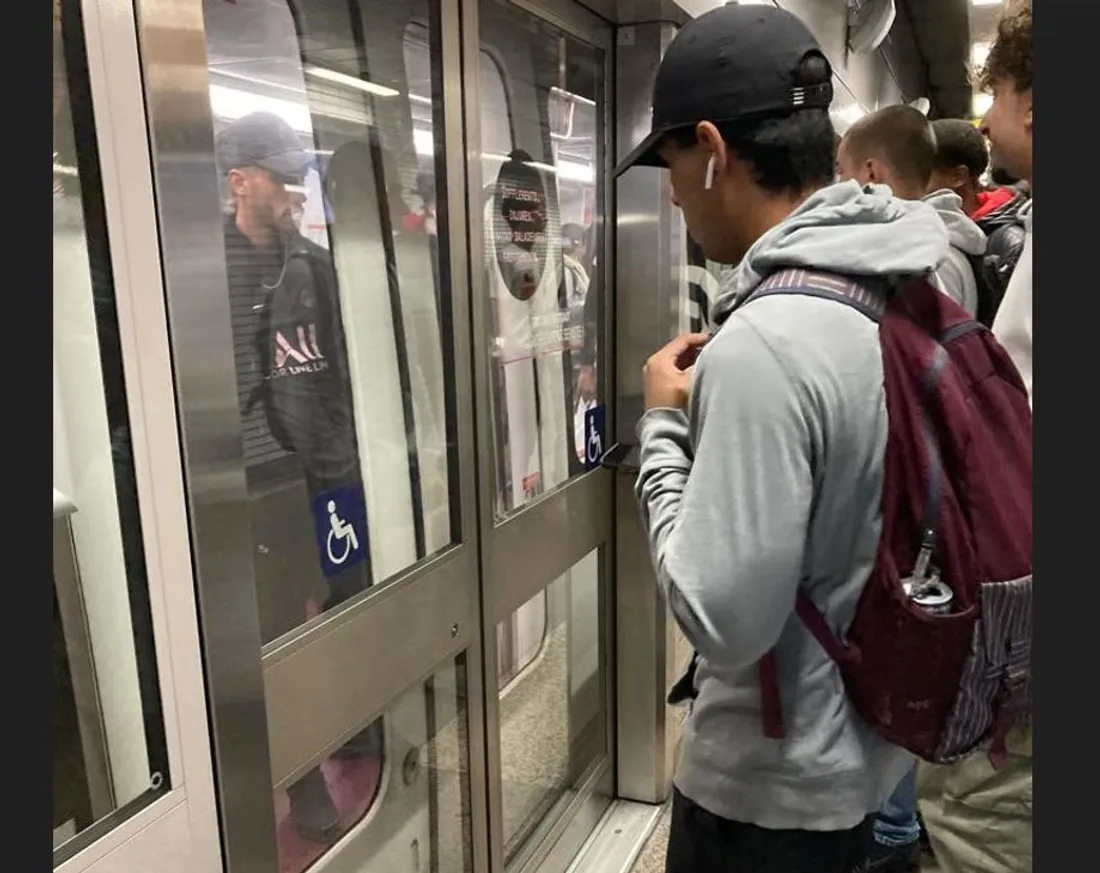 Des Toulousains collés à la vitre du métro. 