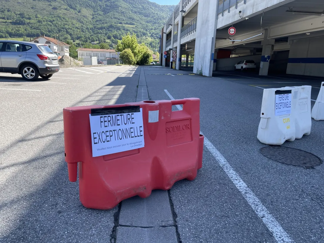 Le lieu du crime samedi matin, le parking du Leclerc de Foix, zone de Peysales. 