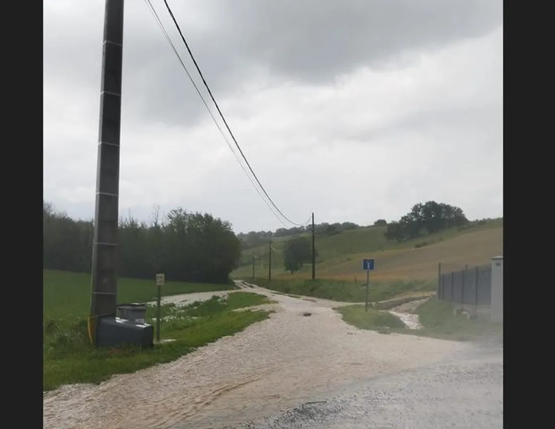Routes inondées à Montesquieu-Volvestre. 