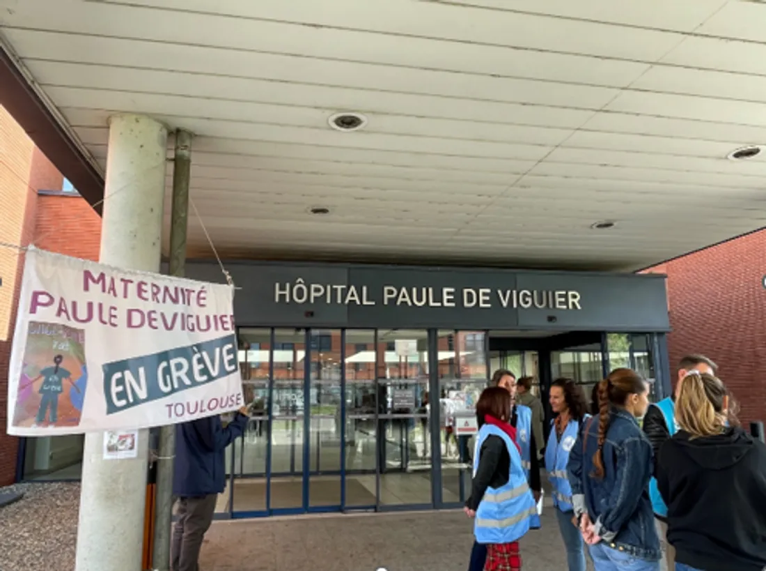 Une vingtaine de sage-femmes étaient réunies devant la maternité du CHU de Toulouse.