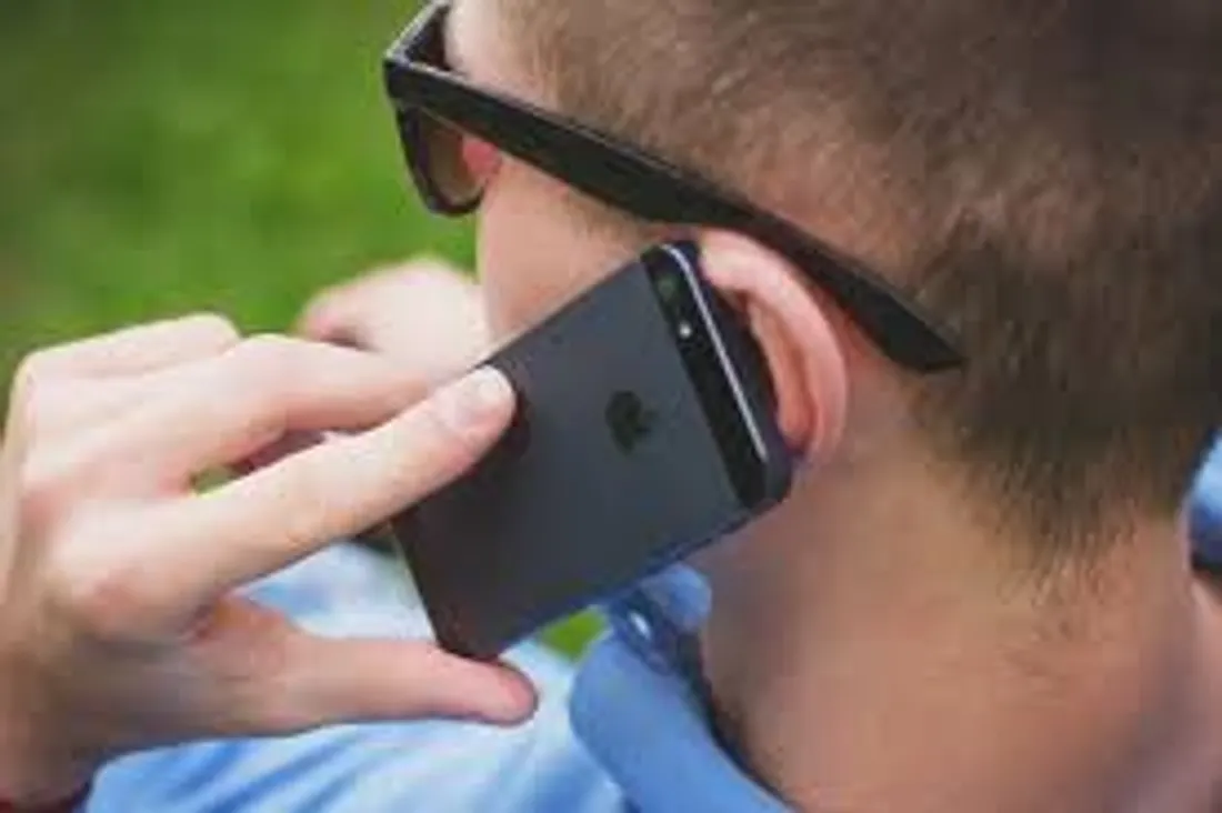 Une personne est au téléphone