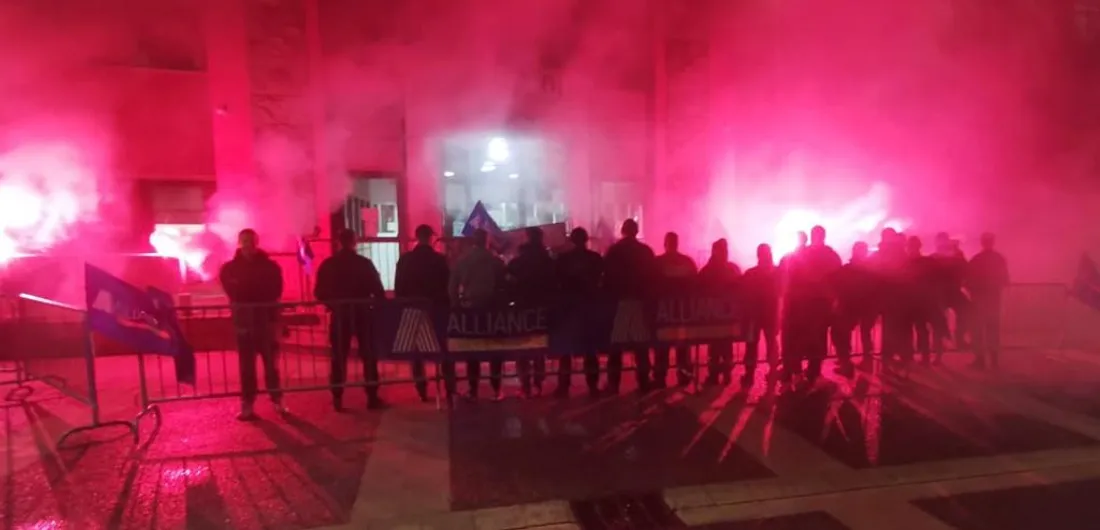 Rassemblement symbolique mercredi soir devant le commissariat central de Toulouse.