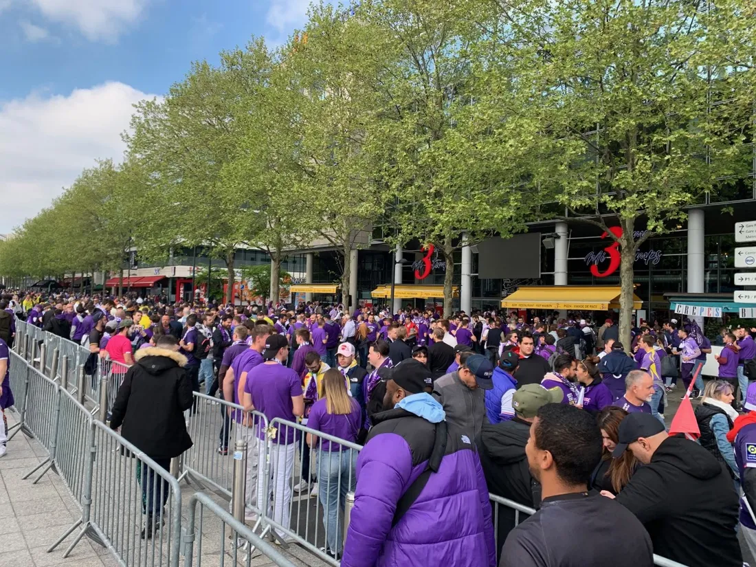 Les Toulousains cantonnés devant la porte B du Stade de France cet après-midi. 