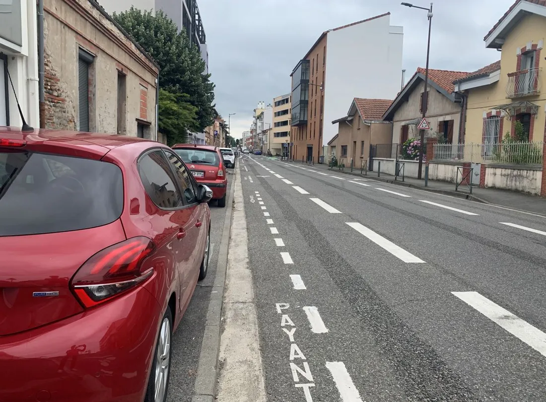 Voitures stationnées rue du Cugnaux. 