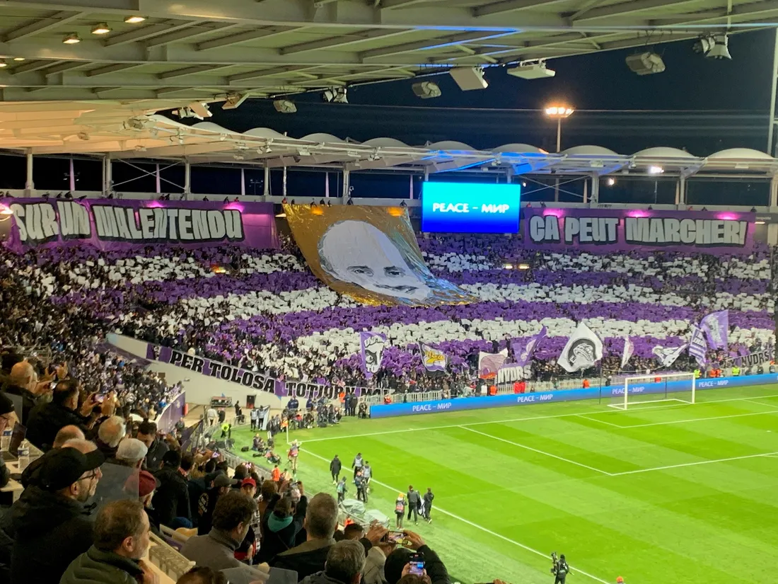 Le tifo génial du virage Brice, en hommage au film "les Bronzés font du ski." 