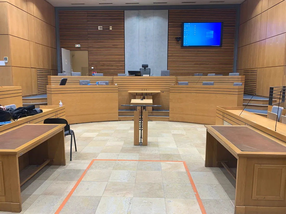 Salle d'audience du tribunal judiciaire d'Albi. 