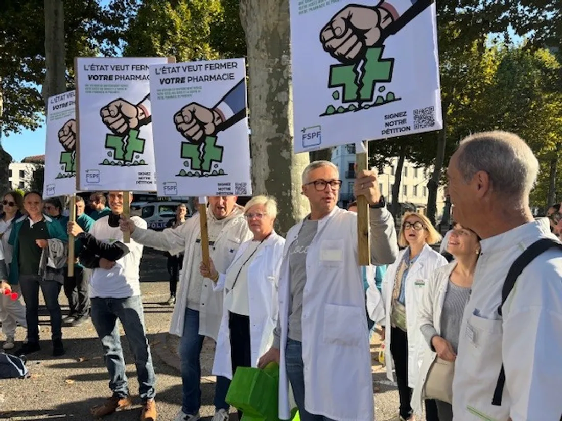 Une trentaine de professionnels en blouse blanche se sont rassemblés  pour défendre leur métier