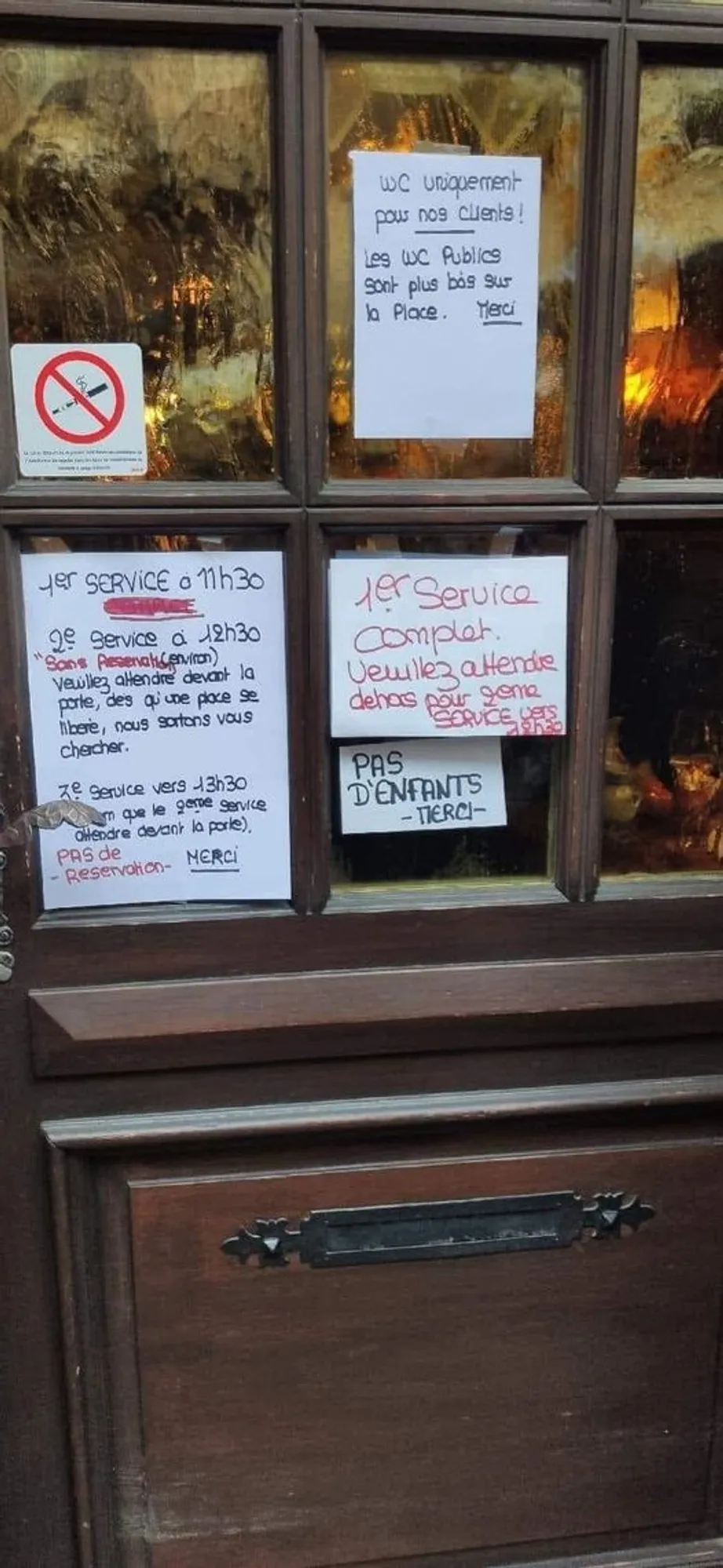Un panneau "interdit aux enfants" a été affiché sur la devanture du "Zum Pifferhus" à Ribeauvillé"