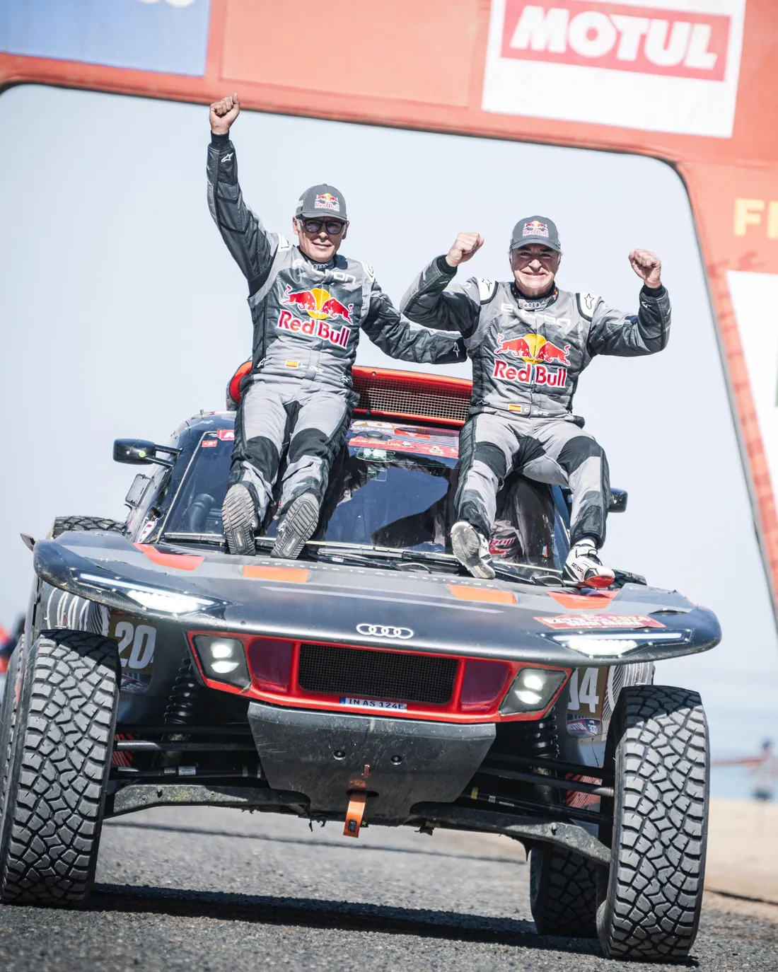 Carlos Sainz remporte une nouvelle fois le rallye du Dakar, offrant à Audi sa première victoire. 