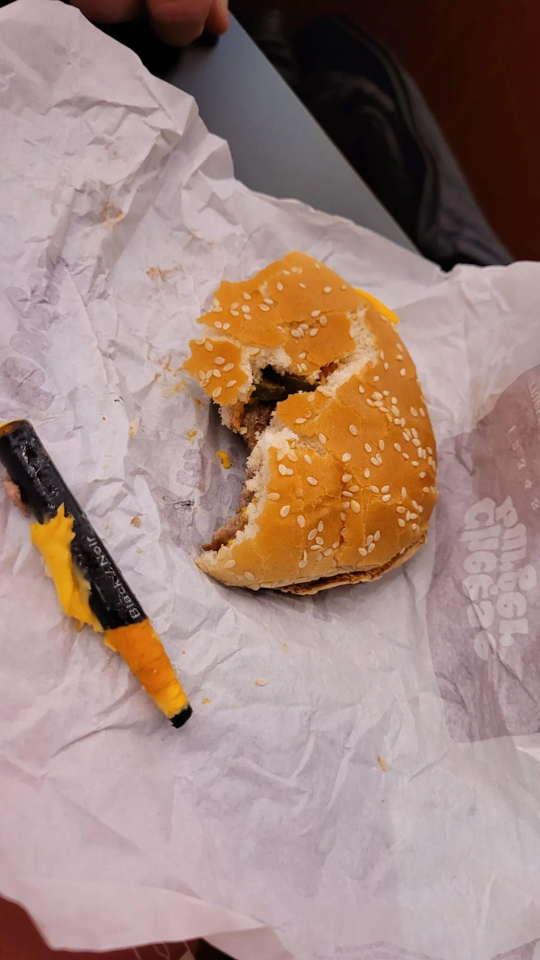 Un crayon d'enfant a été retrouvé par cet Alsacien dans son cheeseburger de l'enseigne BK 