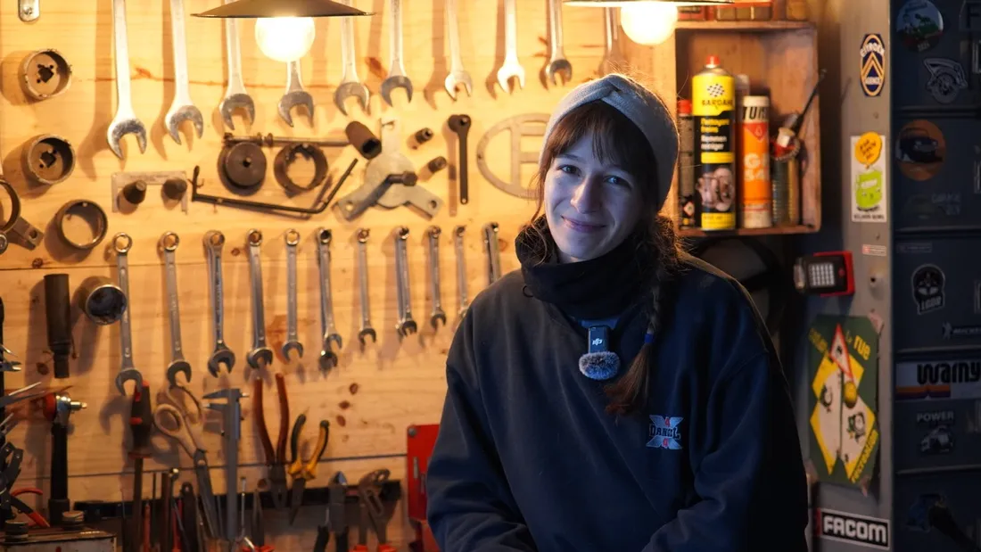 Maëva a 25 et elle partage sa passion pour l'automobile sur ses réseaux.