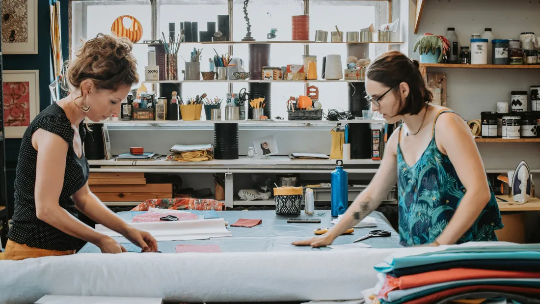 Emmanuelle et Manon confectionnent les vêtements dans leur atelier à Motoco