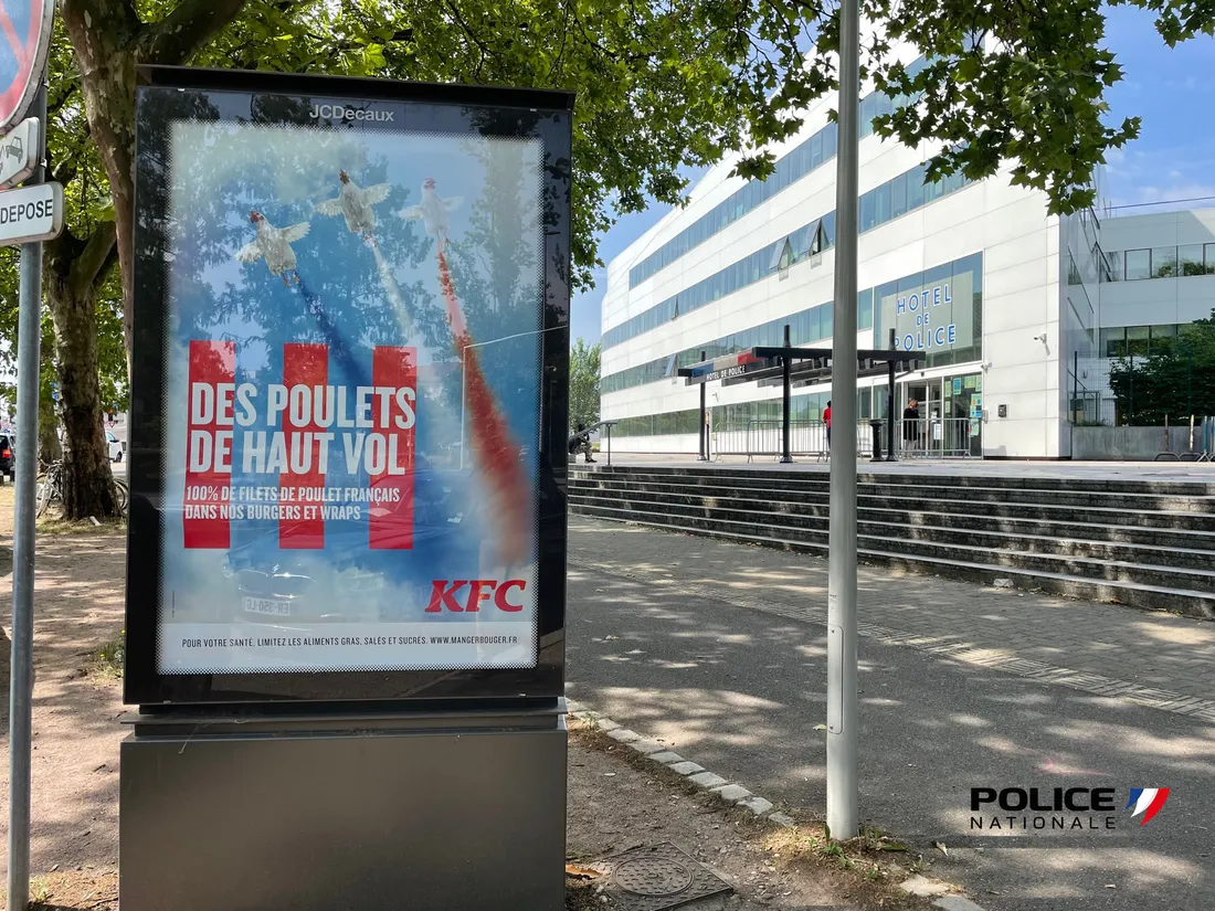 La nouvelle campagne de pub de KFC a été installée en face de l'hôtel de police de Strasbourg