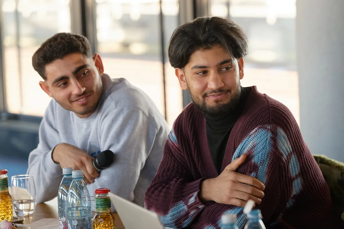 Tariq, à gauche, et  Samiullah, à droite, racontent leurs parcours depuis leur arrivée en France.