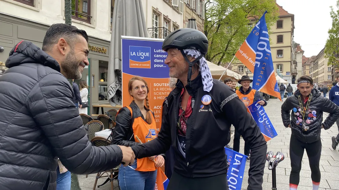 Mohamed, ancien candidat de Koh-Lanta, a accueilli les deux cyclistes.