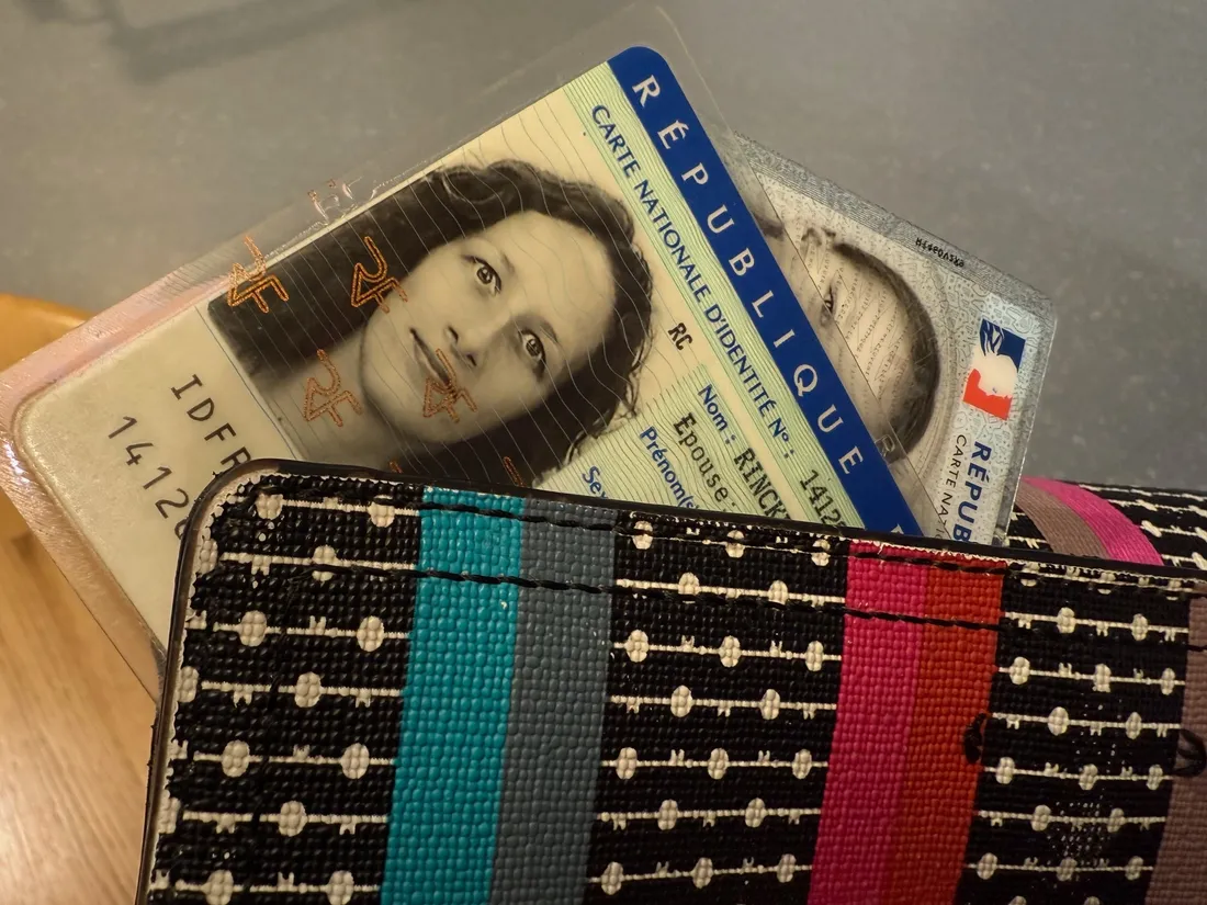 La nouvelle carte est plus pratique à ranger dans le portefeuille, mais surtout plus sécurisée