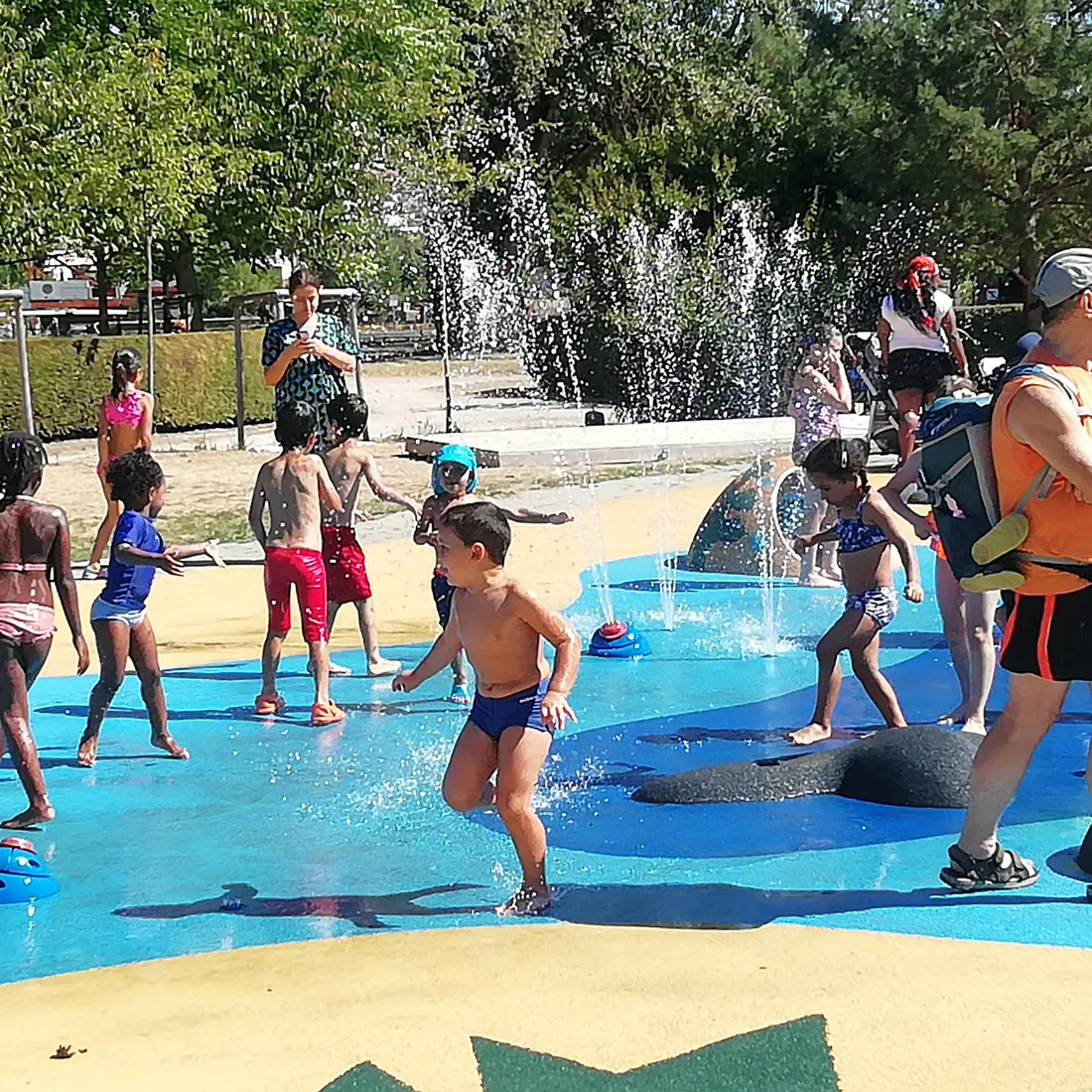 Une dizaine d'enfants et leur famille sont venus profiter des jeux d'eau du Parc de la Citadelle