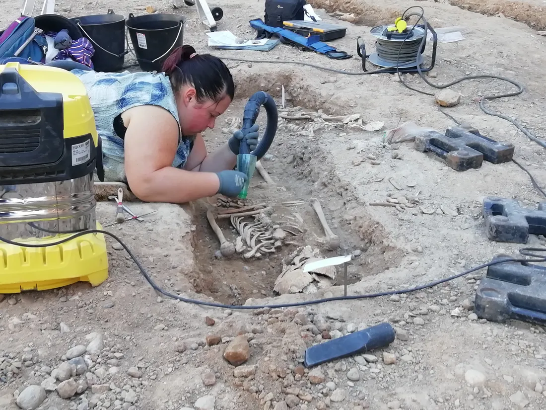 Près de 250 sépultures ont été découvertes depuis le début des fouilles en juillet.