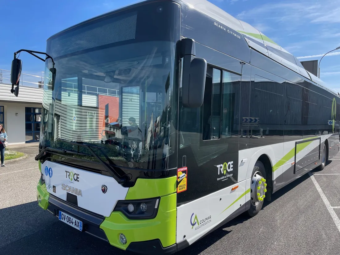 Un nouveau bus de la Trace avec le nouveau logo