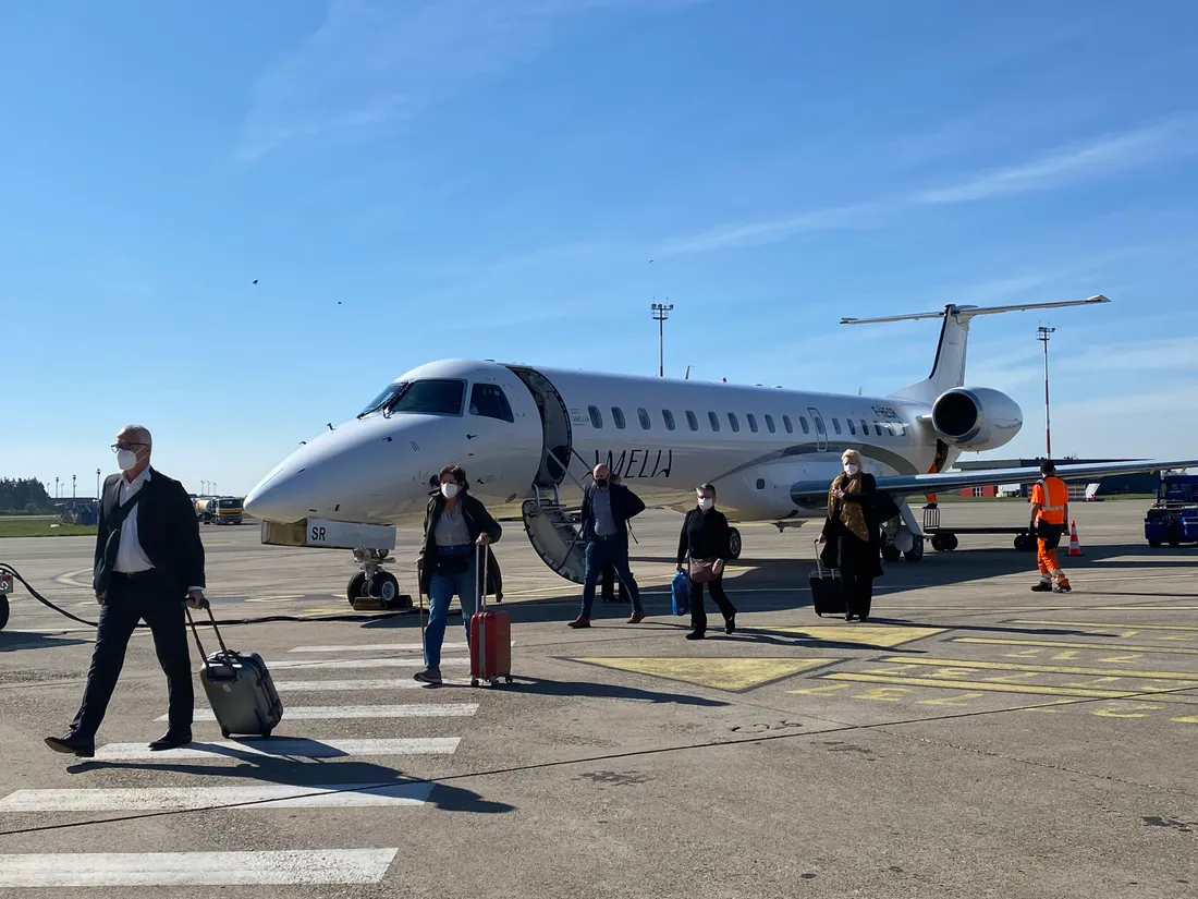 L'avion Embraer 145 de la compagnie Amelia atterrit à l'aéroport de Strasbourg.