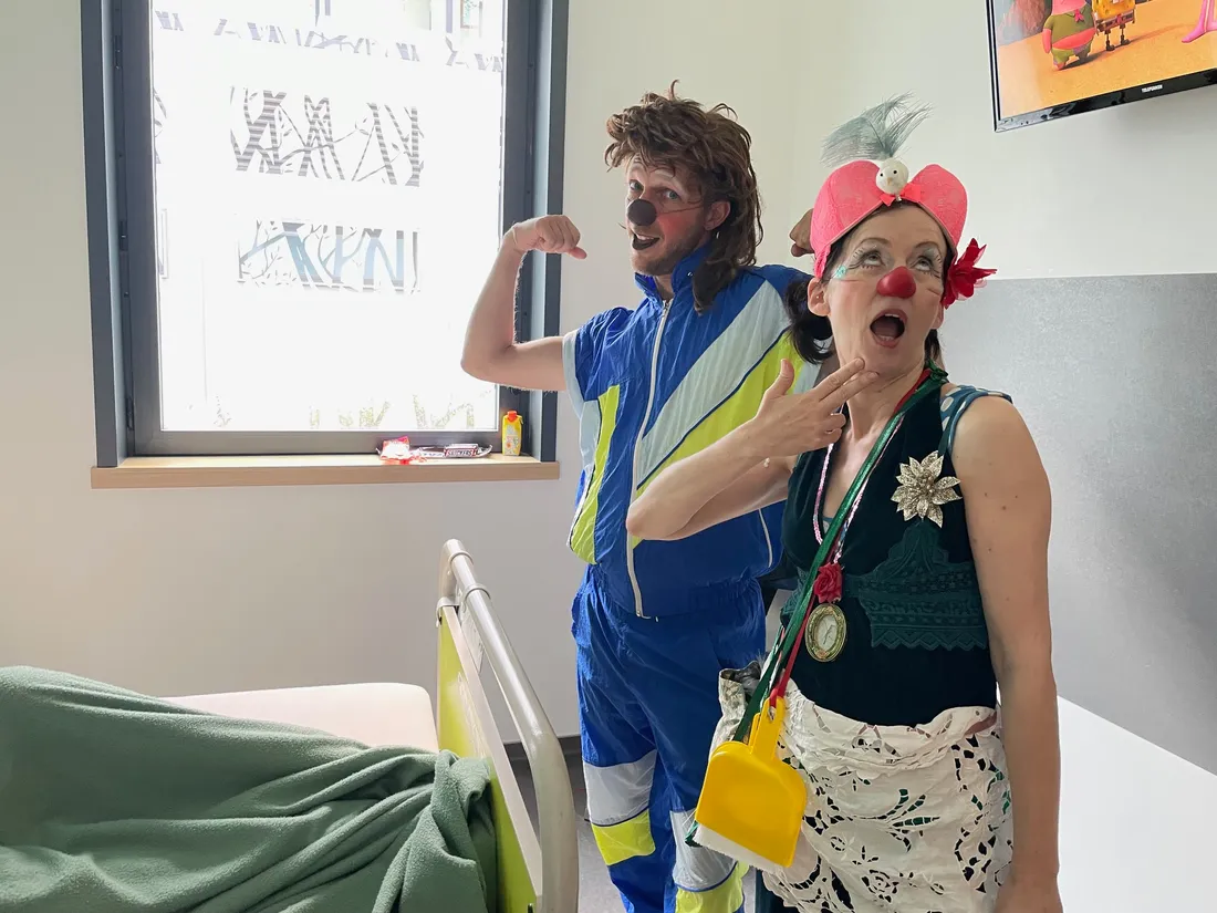 Les deux clowns dans une chambre à l'hôpital de Colmar