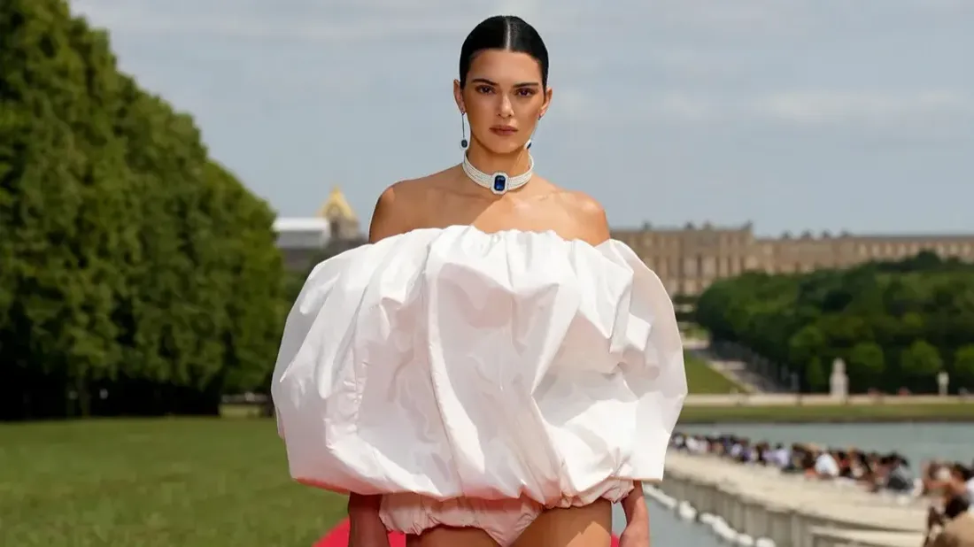 Kendall Jenner au défilé Jaquemus dans un top boule 