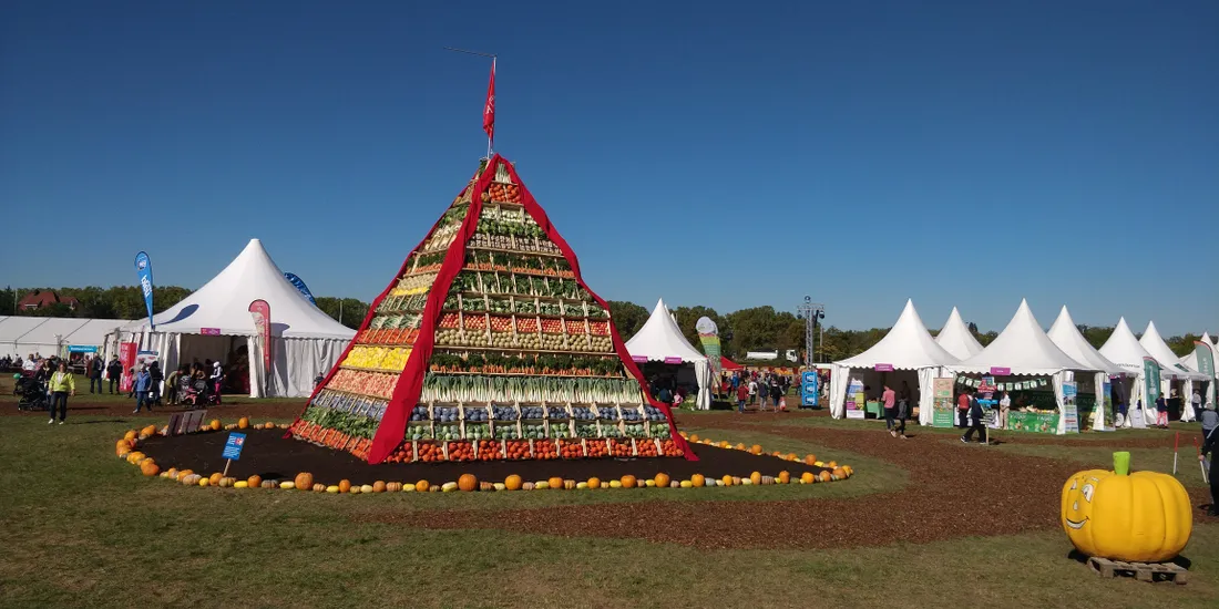 La pyramide de fruits et légumes haute de sept mètres est le symbole du show. 