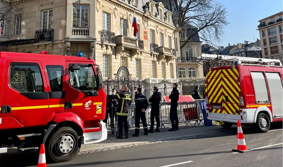 De nombreux camions de pompiers mobilisés ce matin devant le Consulat de Russie