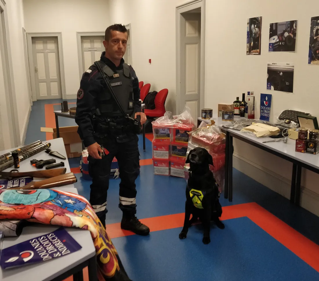 Le douanier Franck Schwab et son chien Jed, un labrador dressé pour détecter les stupéfiants