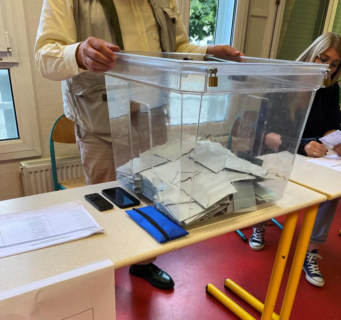 Dans un bureau de vote à Strasbourg, pour ce second tour des législatives