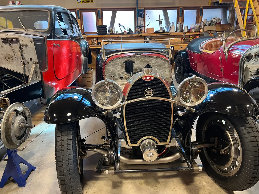 Au sein du Bugatelier, on répare les anciens modèles Bugatti 