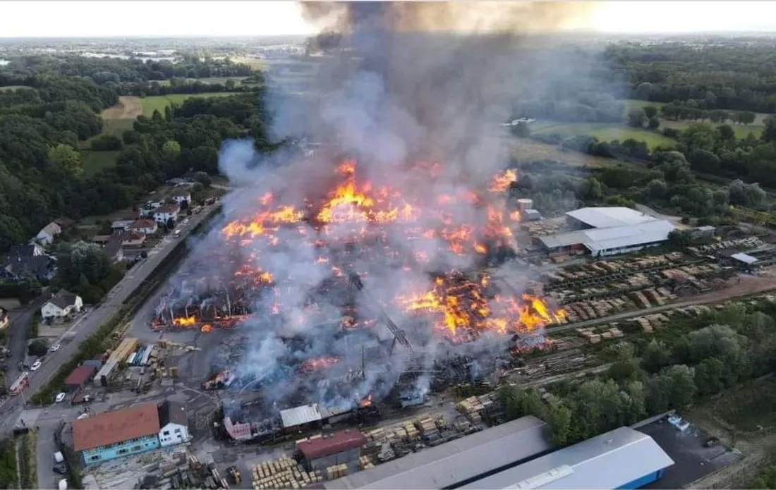 4 bâtiments et 3 hectares de forêt détruits dans l'incendie