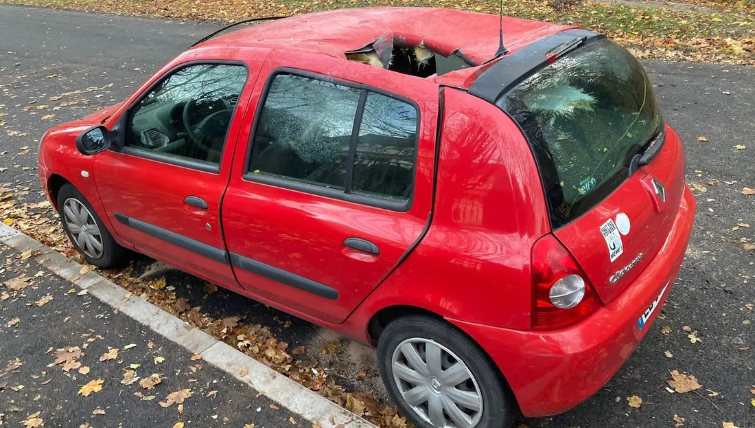 Cette habitante du Stockfeld, à Strasbourg, a retrouvé le toit de sa voiture éventrée lundi matin. 